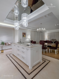Klasyczny design kuchni z eleganckimi lampami wiszącymi od DYLEWSKI, Warszawa