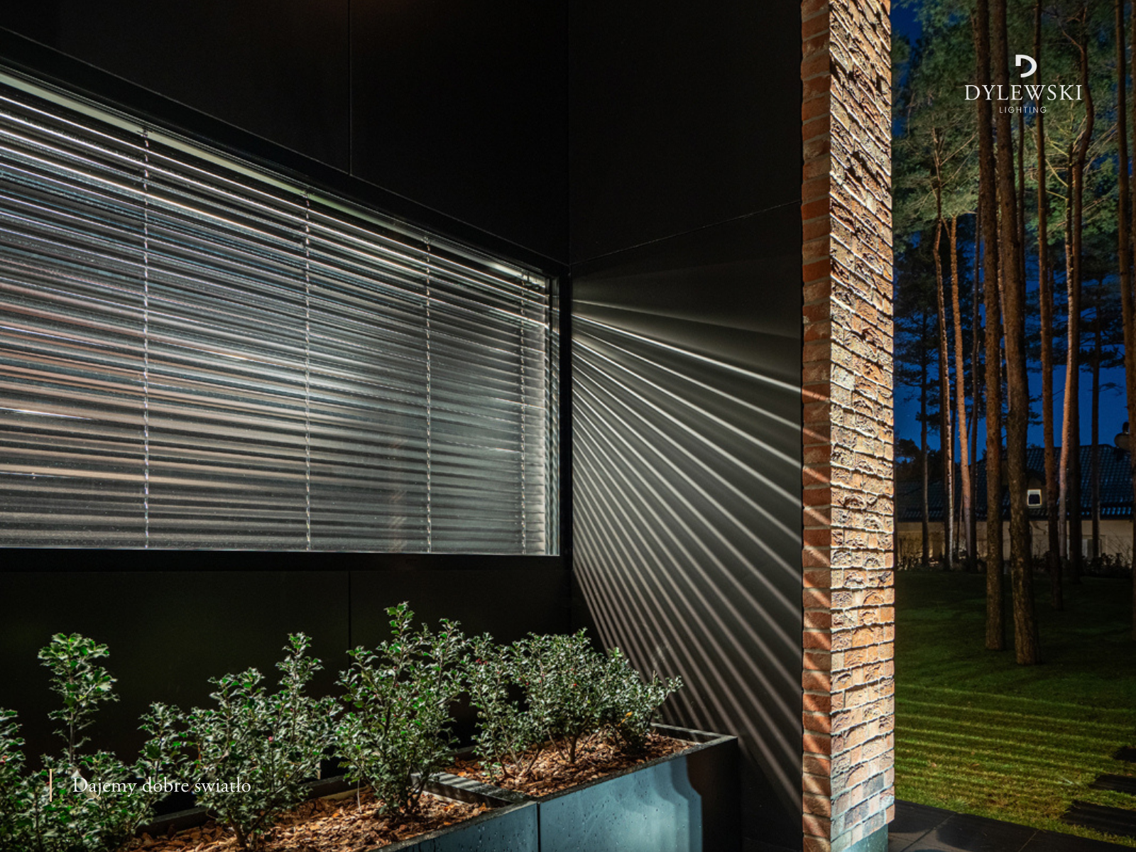 Eleganckie klasyczne oświetlenie ogrodu domu pod Warszawą zaprojektowane przez DYLEWSKI Lighting